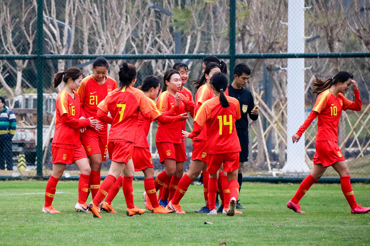 欧洲足坛：女队抢先锋成功进球