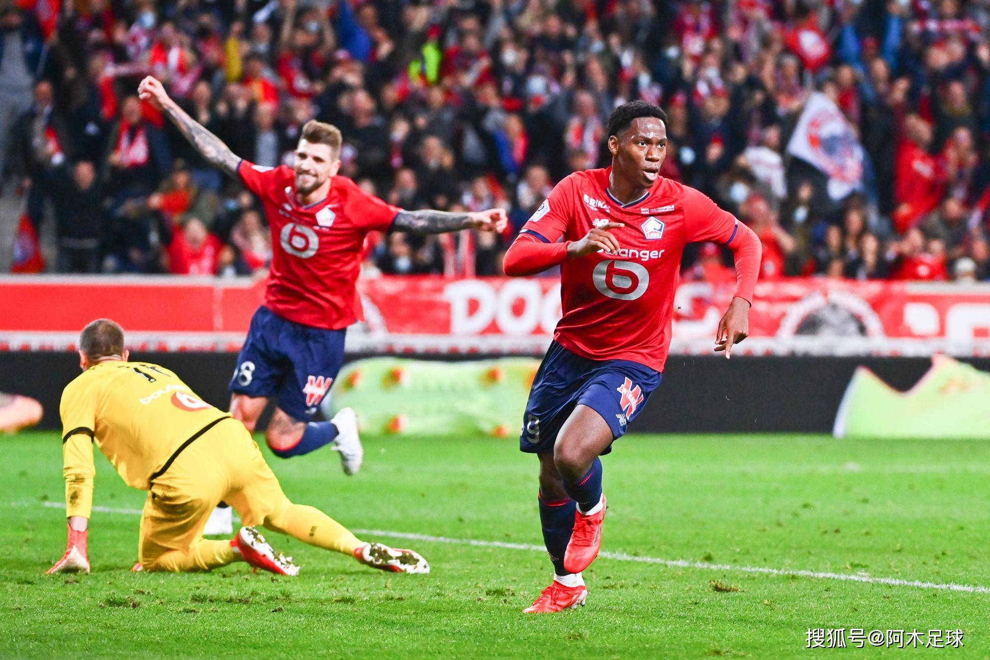 足球比赛中出现了一场劲爆对决