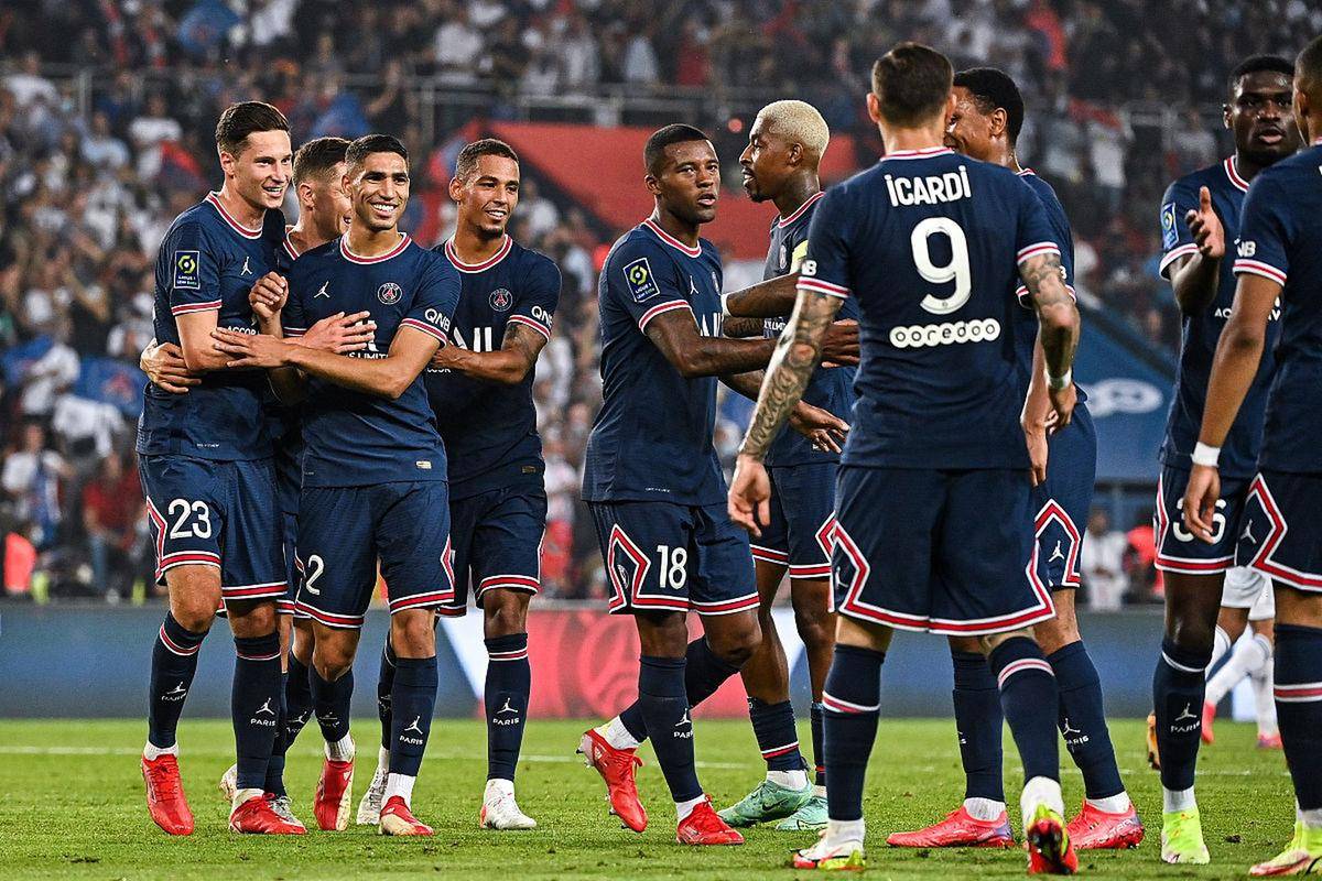 关于国际俱乐部对阵巴黎圣日耳曼，寻找足球巨星的信息