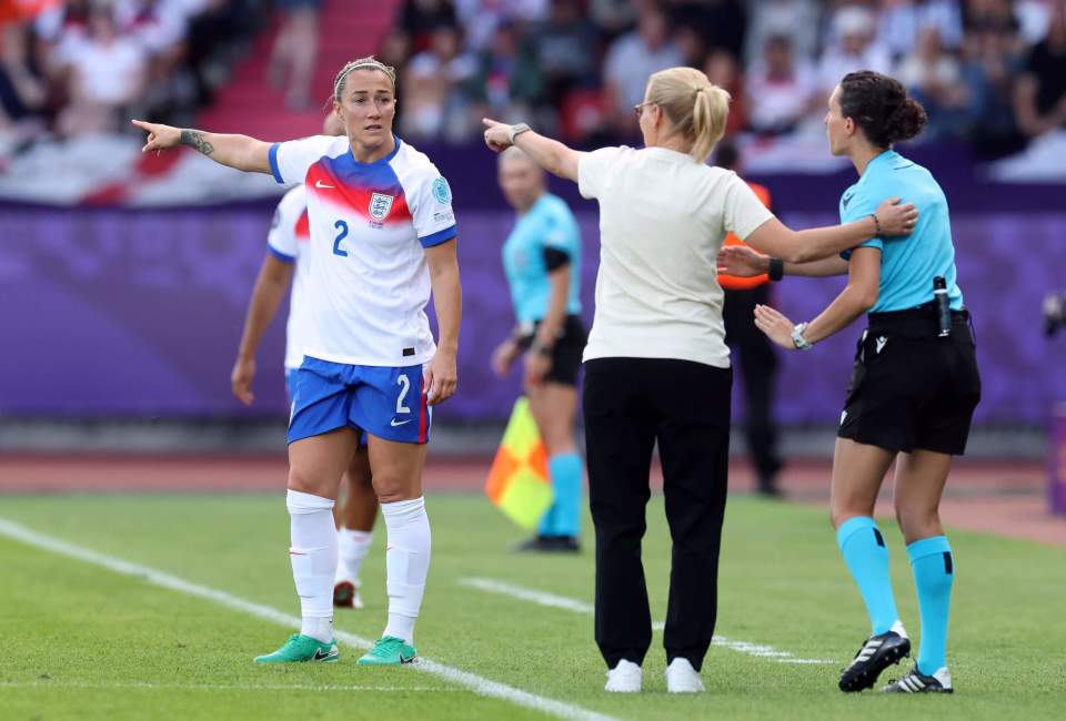 英格兰女足踢出团队合作，成功夺冠