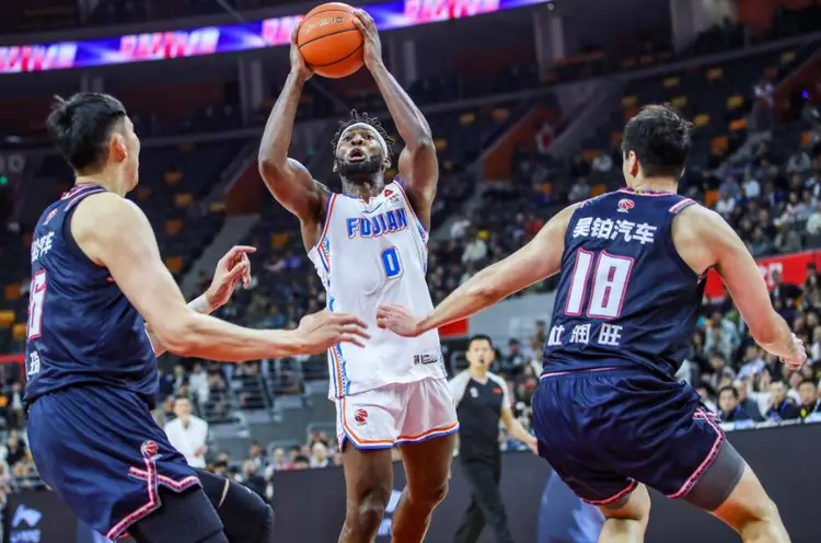 福建男篮客场失利，需积极调整状态
