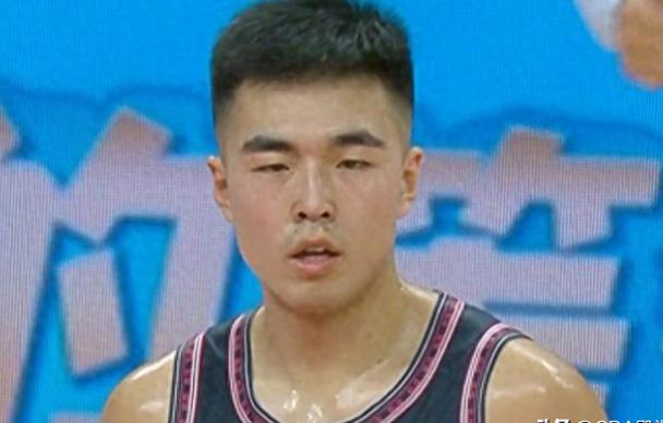 联赛新秀崭露头角，连胜开局