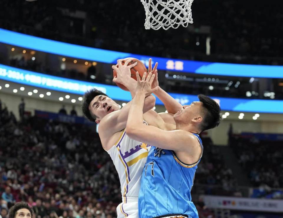 人队客场拼杀，最终险胜对手，赢得比赛的简单介绍