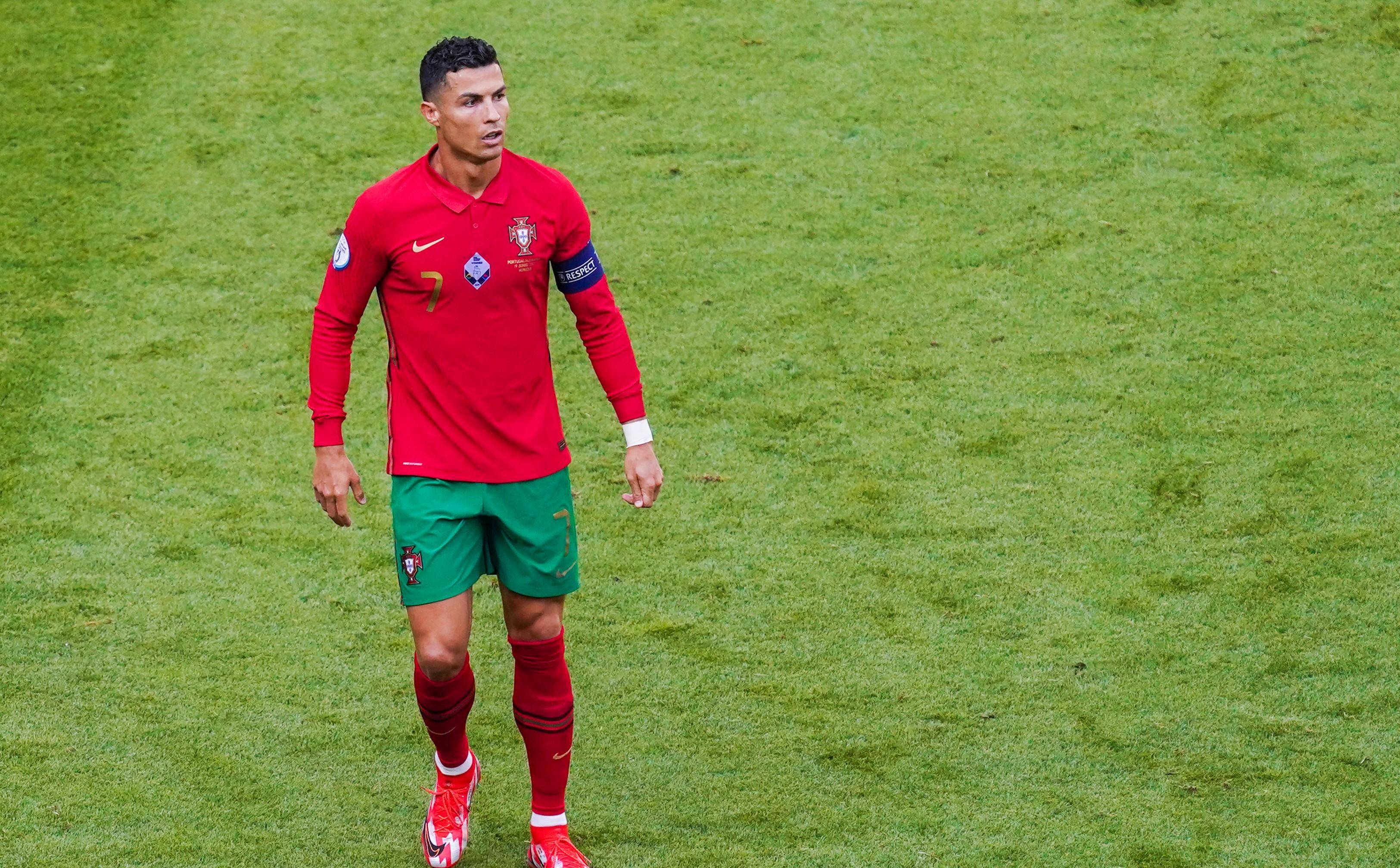 巴西球员C罗再次获得金球奖，成为足坛焦点！