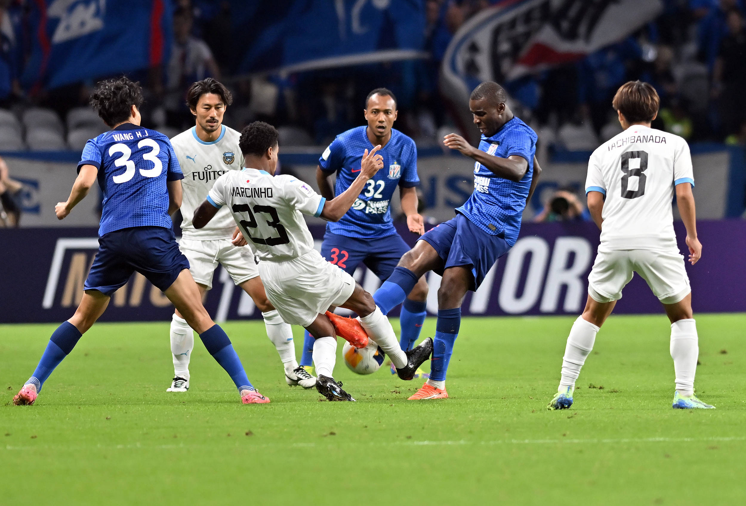 足球比赛现场发生激动人心一幕