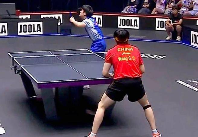 举重比赛中，选手实力横扫对手取得胜利