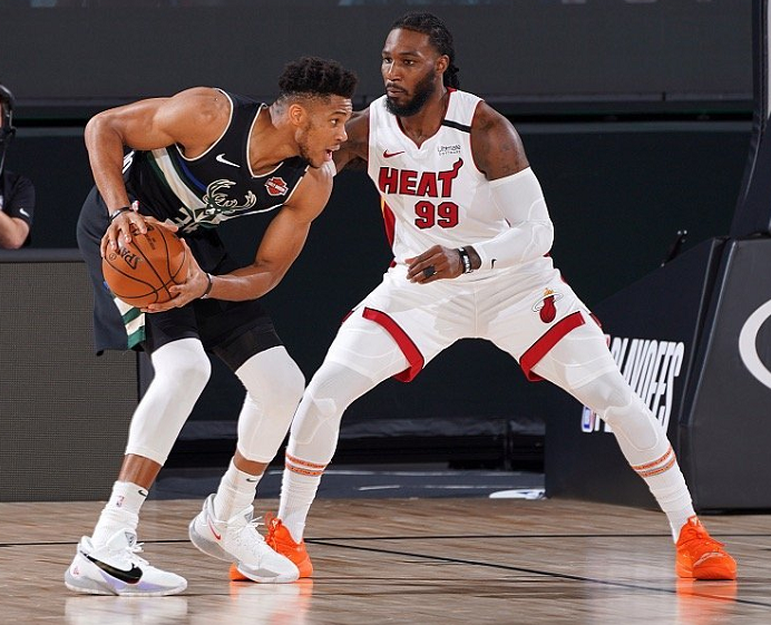 步行者鏖战雄鹿，萨姆·米切尔绝境逆转