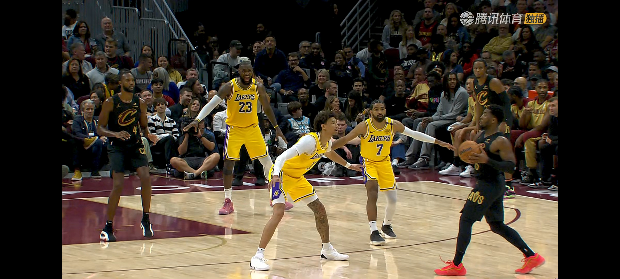 吉林队横扫骑士，詹姆斯带队取胜