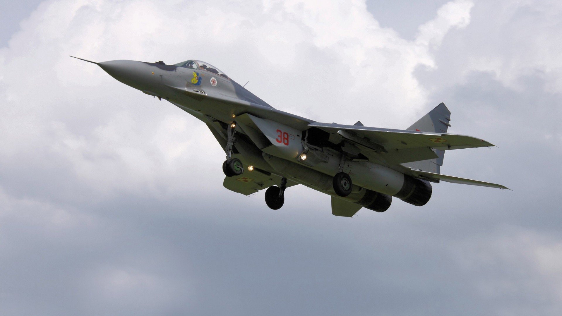 东方逆袭与西方王权，当伊拉克的沉稳击碎西班牙，莱万的权杖刻下英超新章