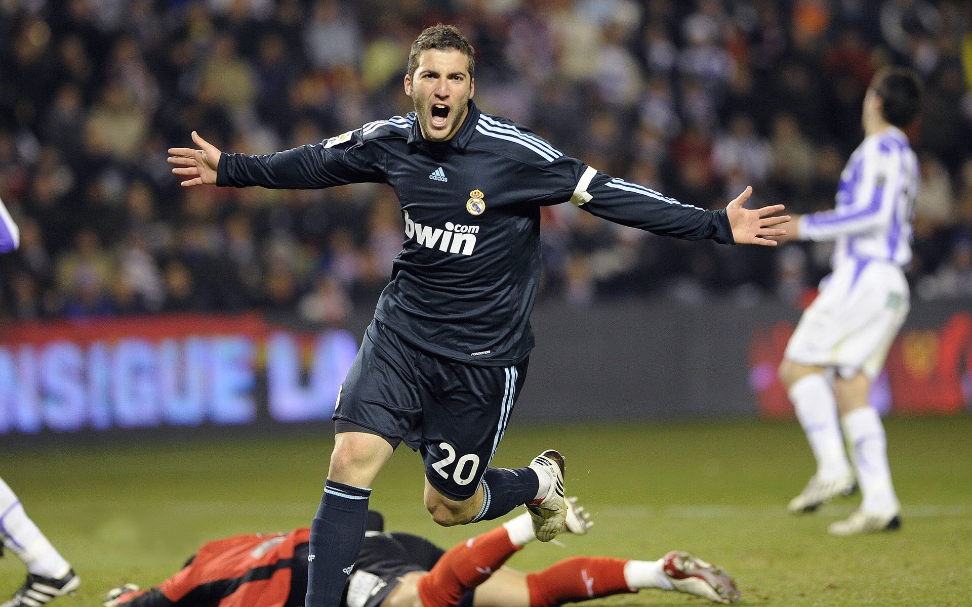 爱德华兹狂暴30分撕碎鹈鹕防线,湖人团队篮球完成逆转好戏