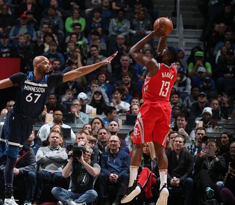 乔治关键时刻站出来，森林狼强势拿下活塞